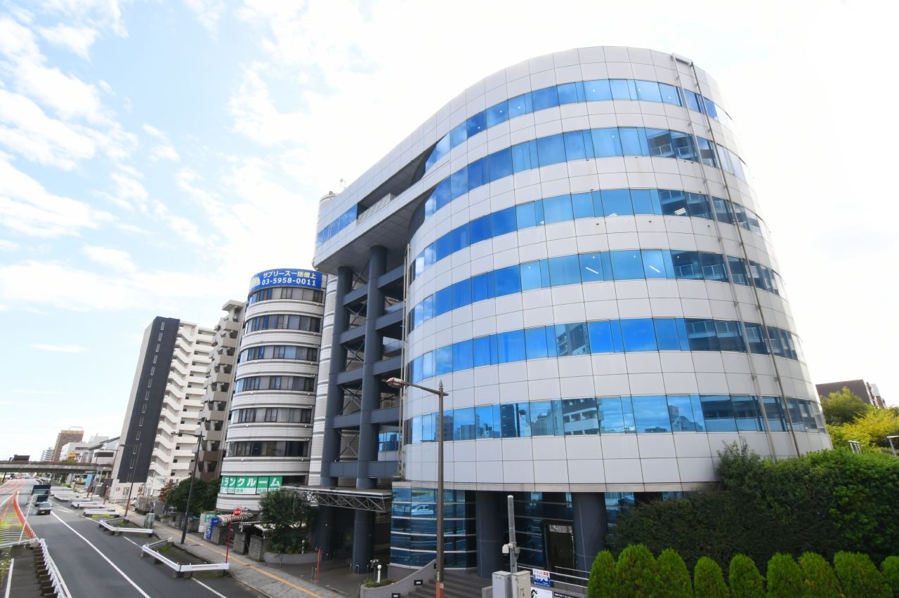 本社が入るビルの外観