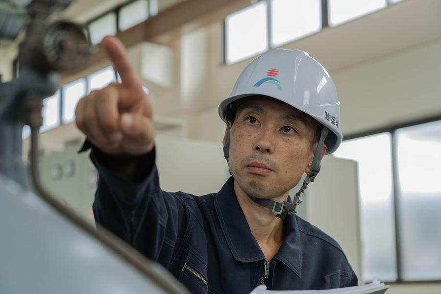 設備を指差しで確認する技術者