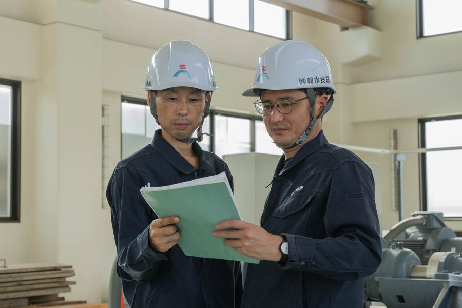 点検記録を確認する技術者