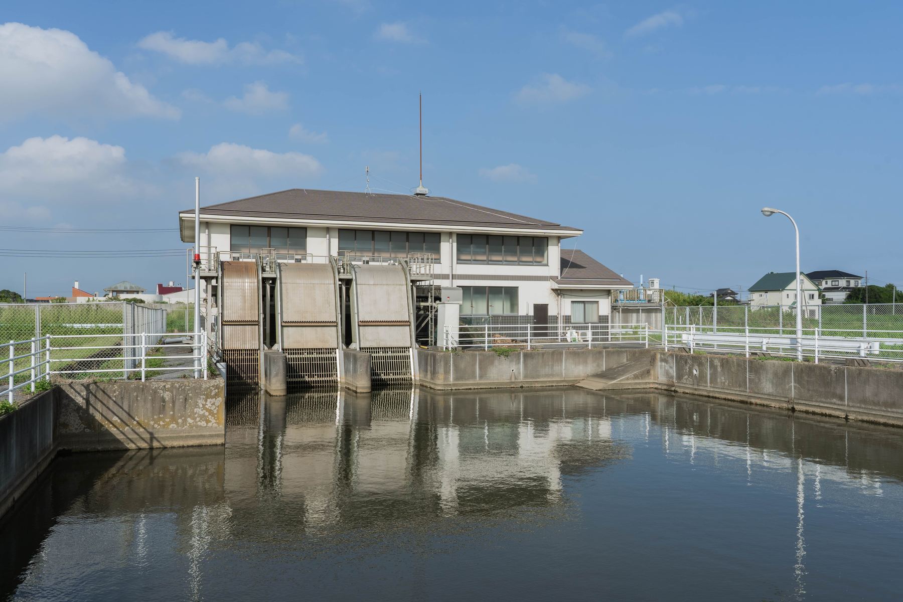 水路に面したポンプ場の外観