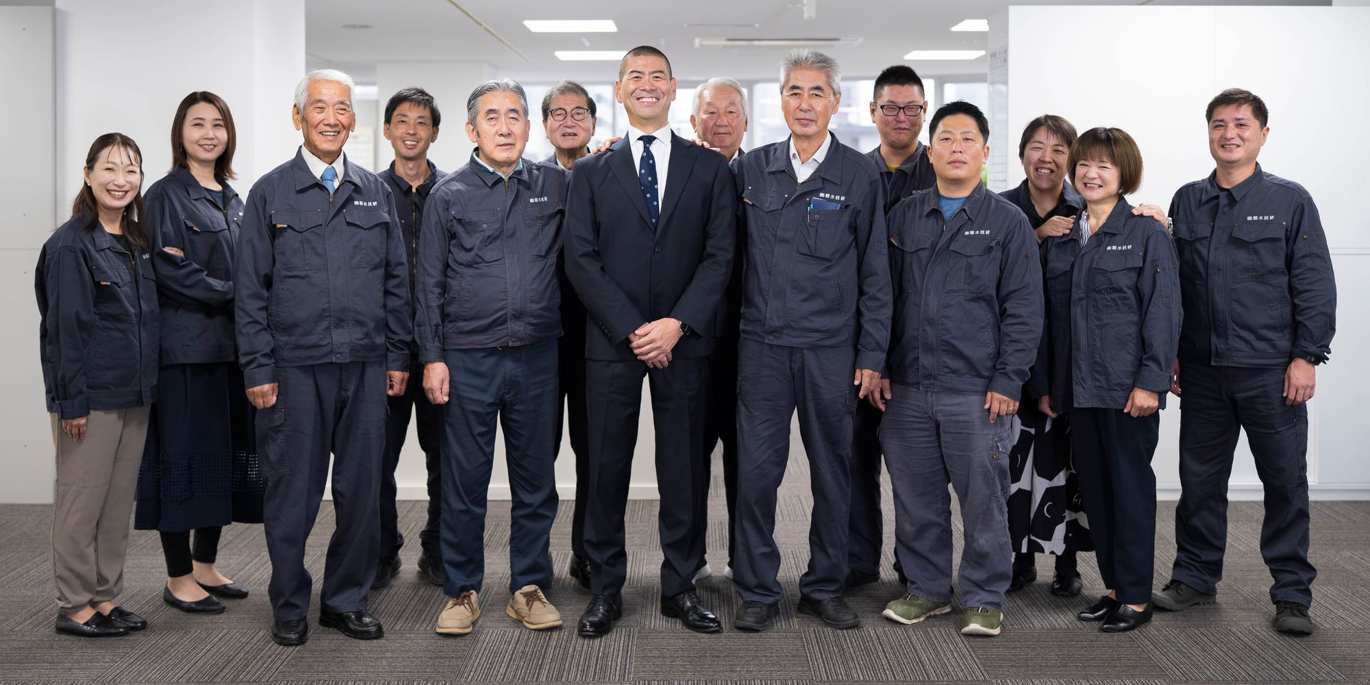 朝水技研の社員集合写真